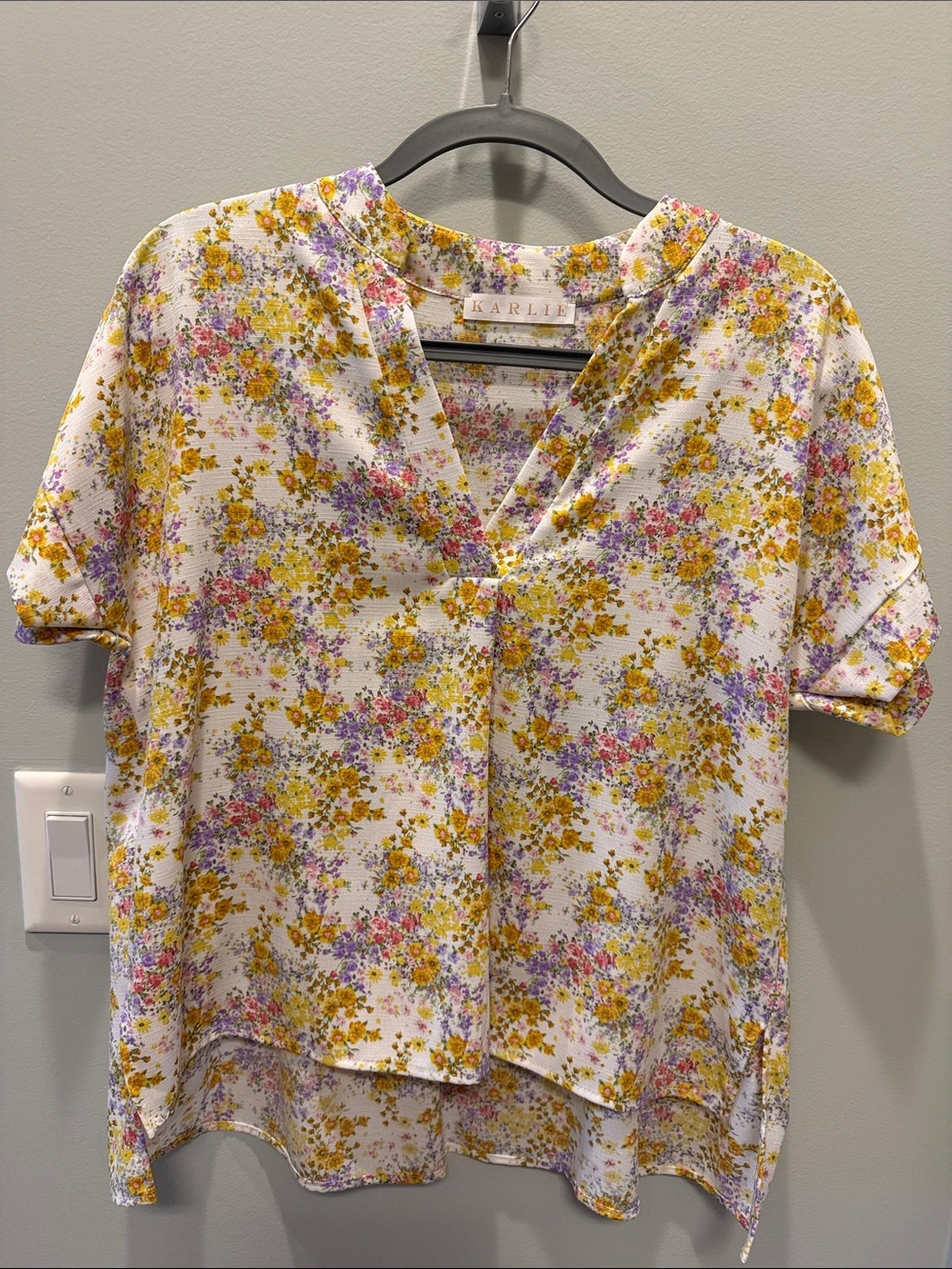 Karlie White Floral Split-Neck Short Sleeve Blouse